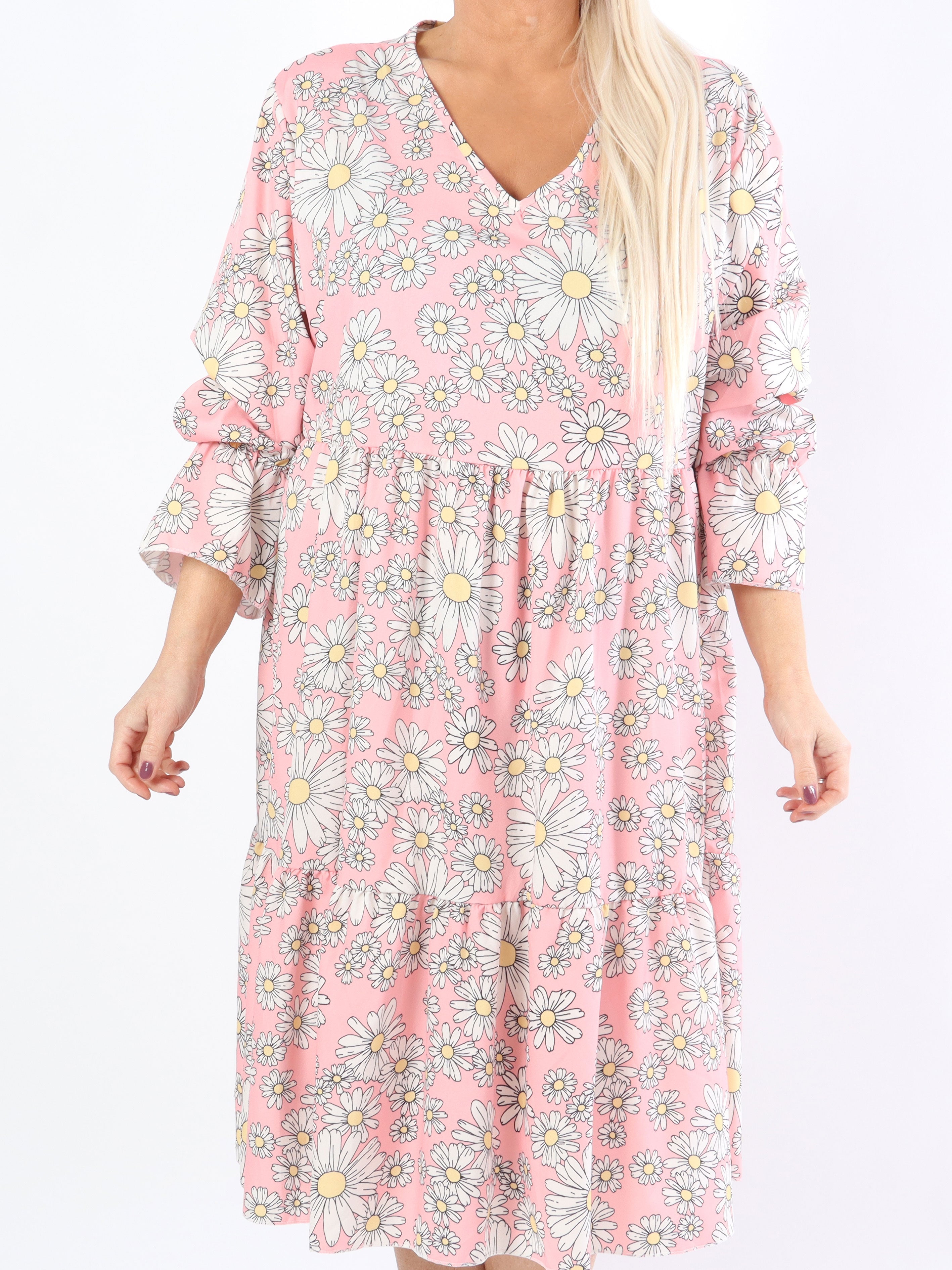 Marguerit - Söt klänning i plus size med vackert margueritmönster